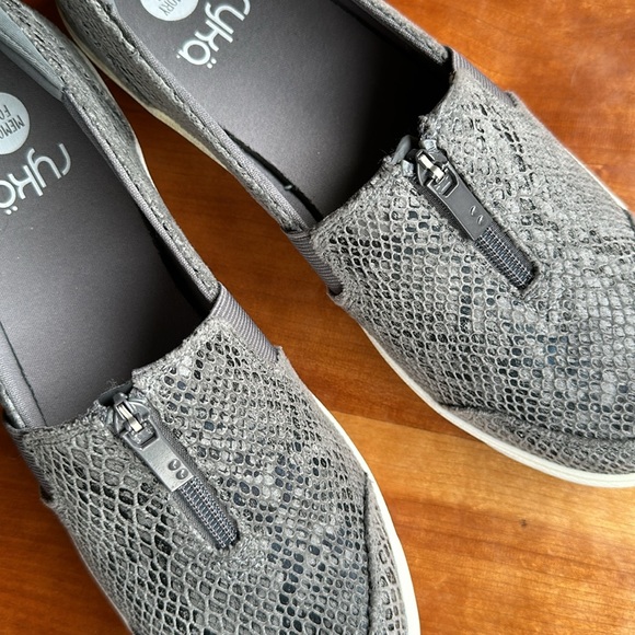 Ryka Vivvi slip-on sneaker gray snake embossed. Size 10 - Picture 6 of 9